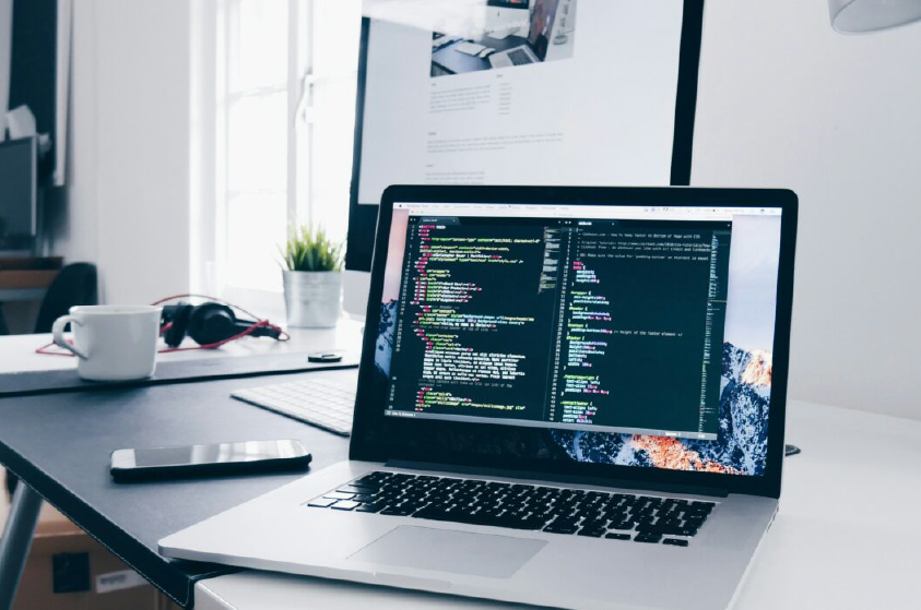 laptop avec des ligne de code à l'écran