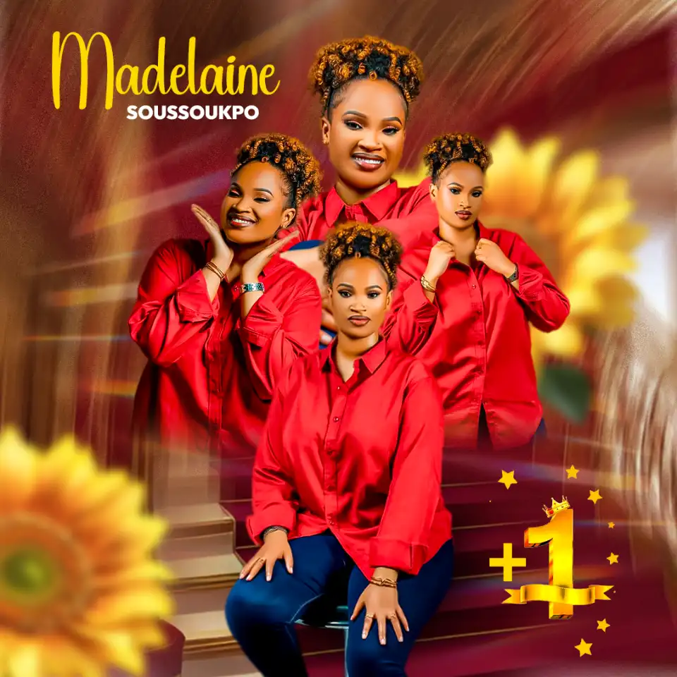 Plusieurs photos de Madelaine Soussoukpo, vêtue d'une chemise rouge et d'un pantalon bleu, célébrant un "+1" en or entouré d'étoiles.
